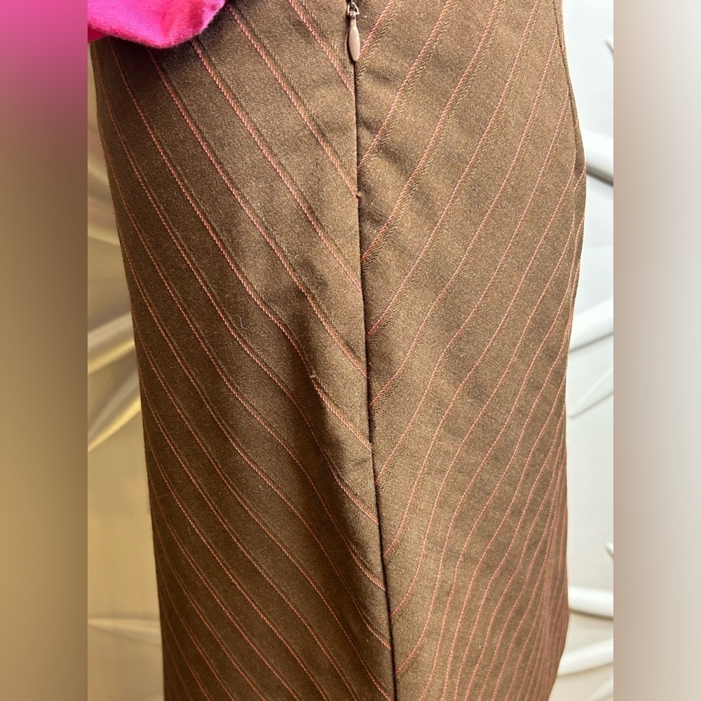 Trina Turk SZ 8 brown skirt with pink pin stripes. Waist 30” with side zip. - Picture 6 of 6
